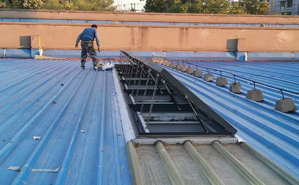 某区域性物流仓储中心岚皋排烟窗系统安装项目